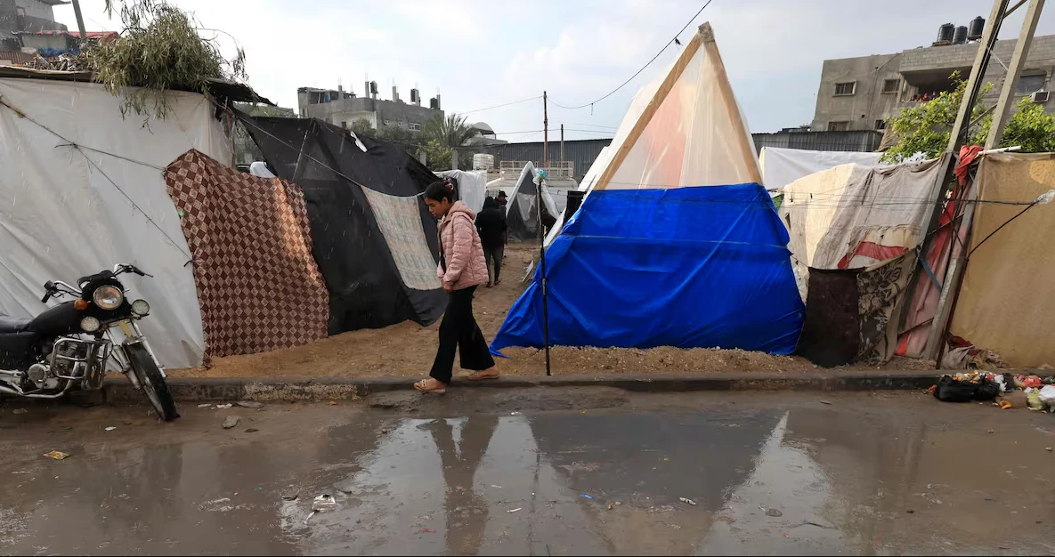 Flood of sewage forces displaced Gazans out of tents