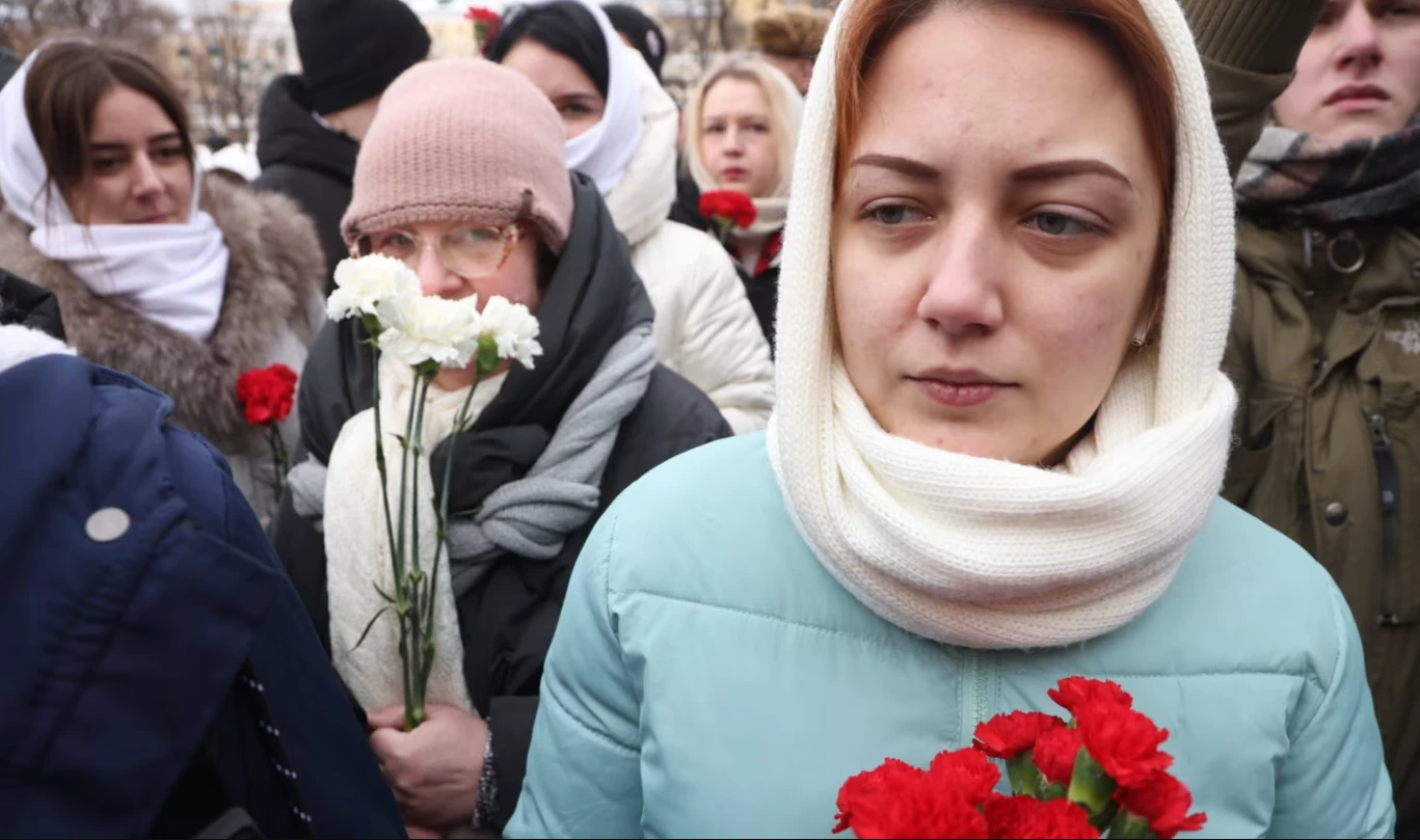 Russian women protest against draft outside defence ministry