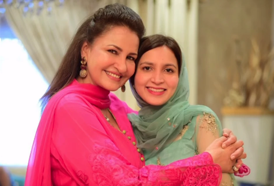 Saba Faisal praises daughter-in-law in live show