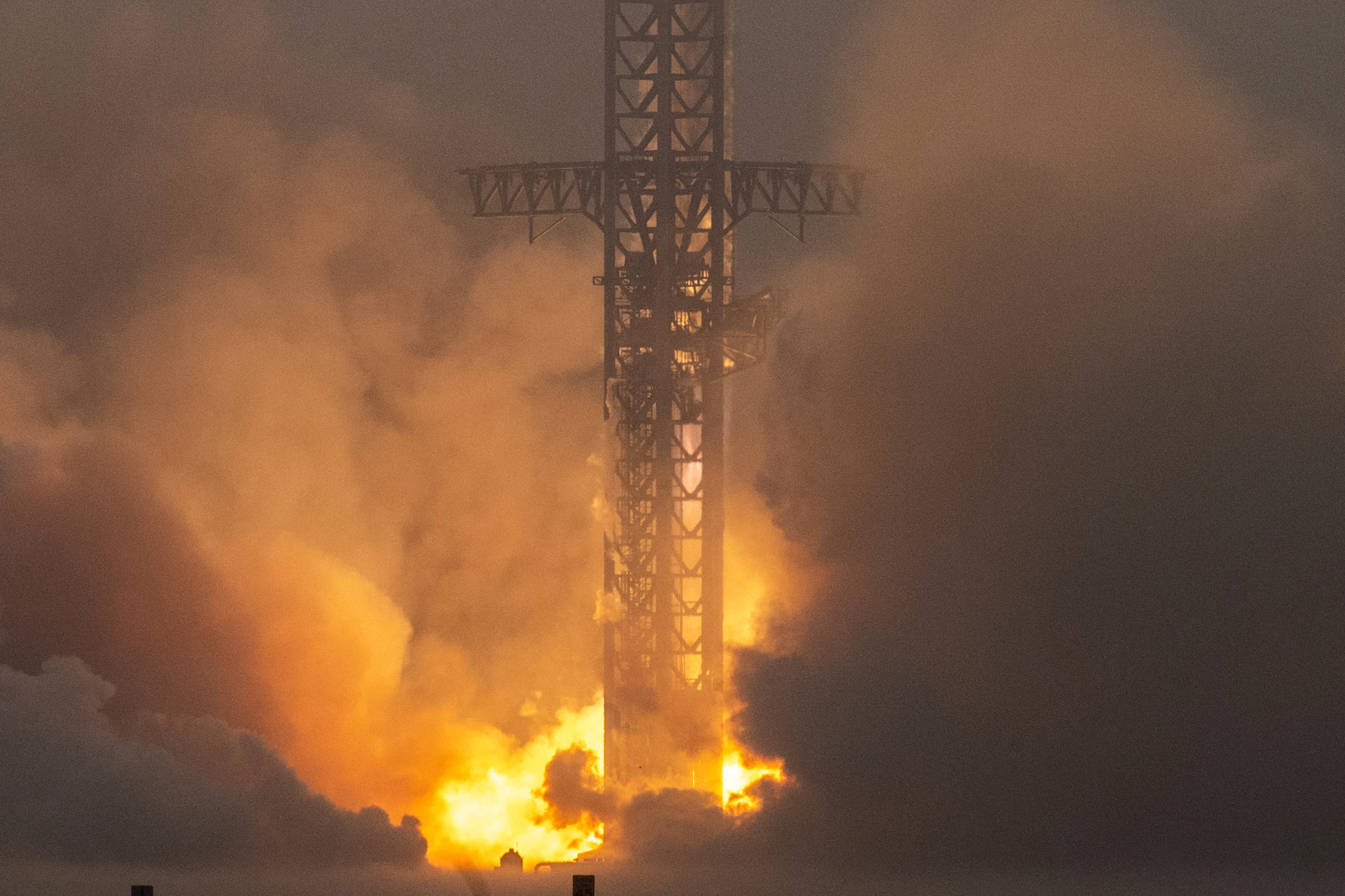 In first, SpaceX's megarocket Starship succeeds in ocean splashdown