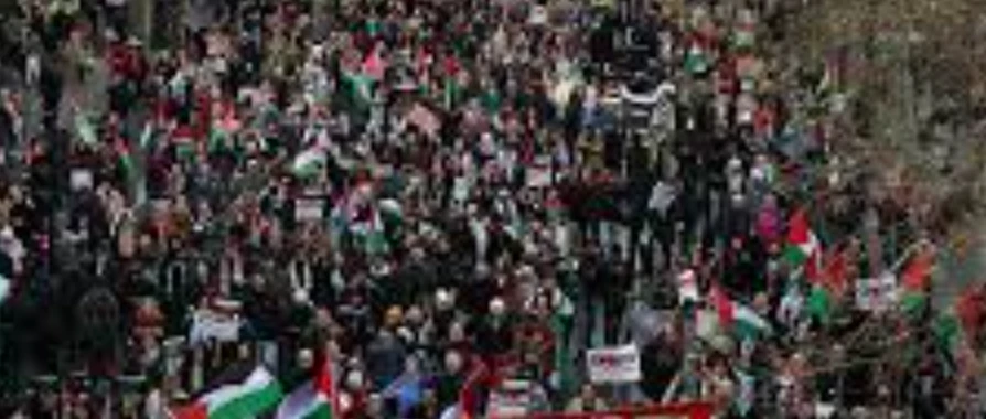 Thousands rally in London for Gaza ceasefire