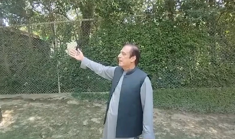 CDA team visits PTI’s Shibli Faraz home to remove ‘encroachment’