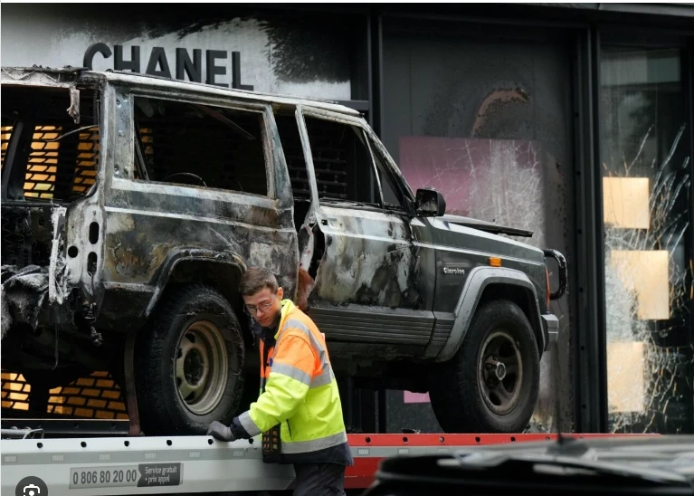 Thieves ram-raid Chanel store in Paris