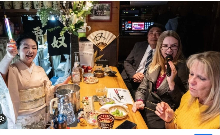 Tourists get taste of old Japan at hidden 'snack bars'