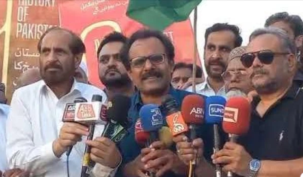 Federal govt employees protest outside Parliament House