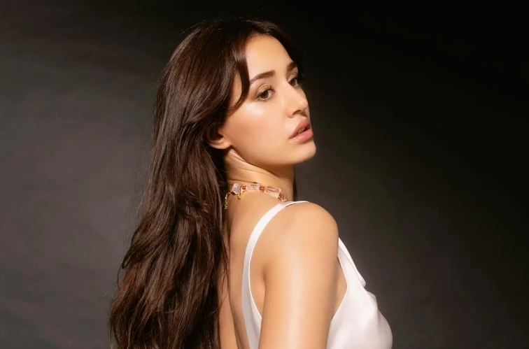 Masses stunned by Disha Patani's sizzling look in white 'power' dressing