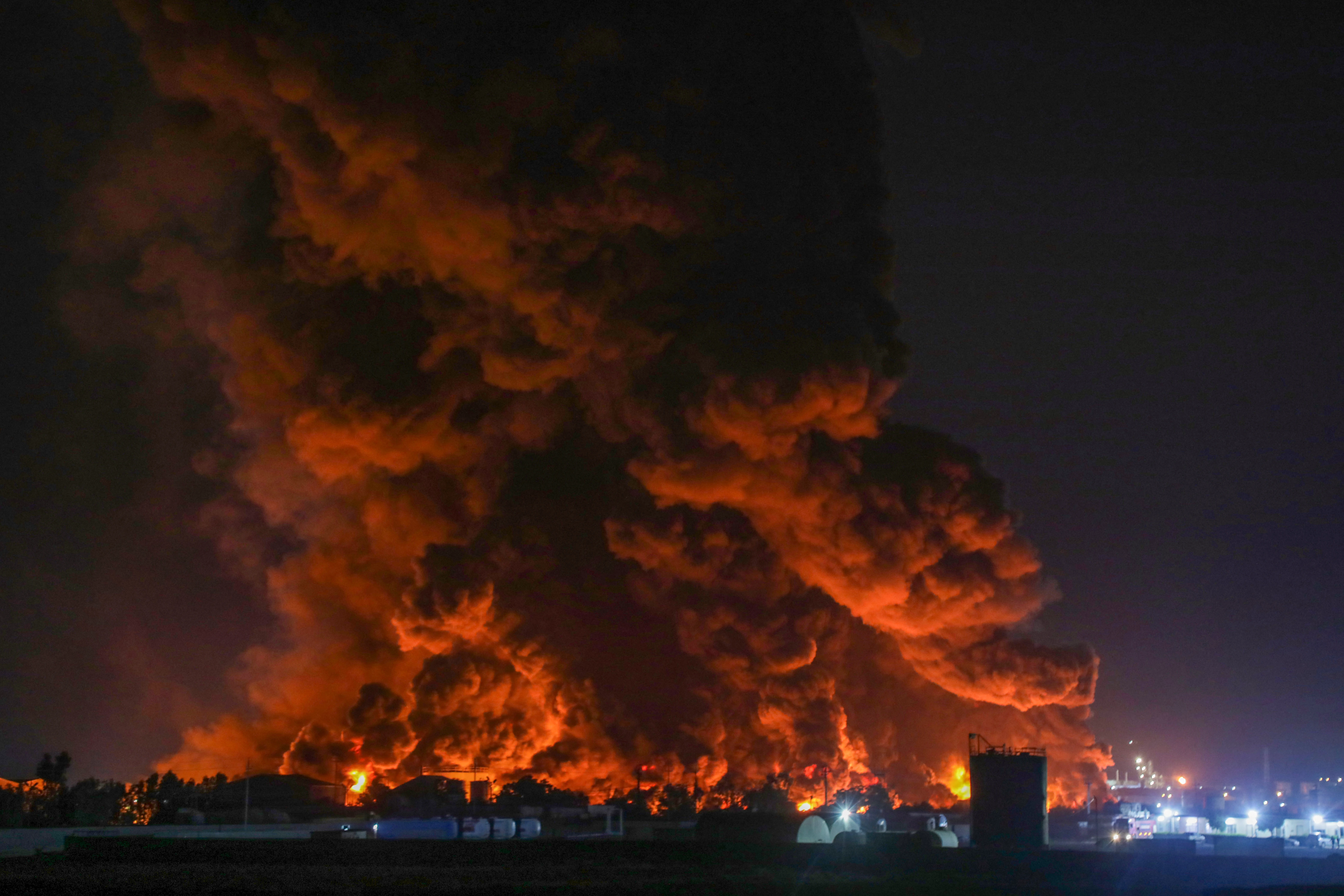 Fire at Iraqi oil refinery injures 13: official