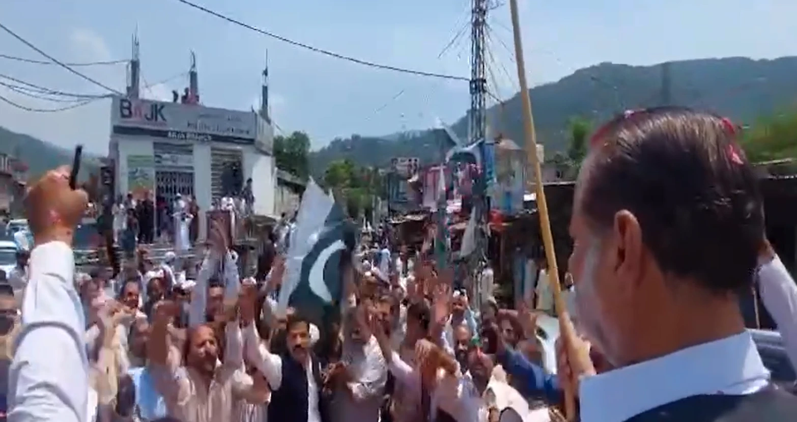 Kashmiris take out ‘Kashmir Banay Ga Pakistan’ rally