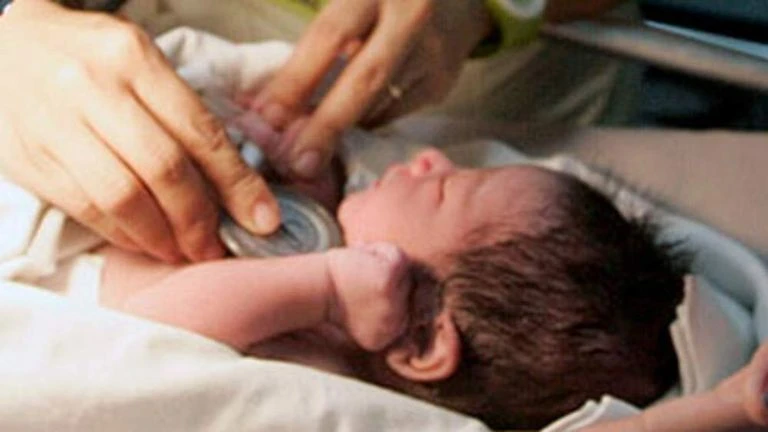 Baby boy born to Pakistani couple at Maidan-e-Arafat