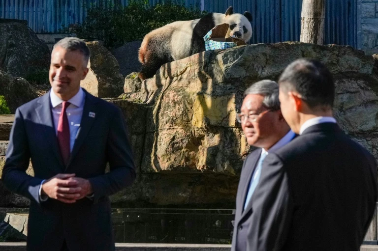 Grand welcome for China's Li in Canberra ahead of tricky talks