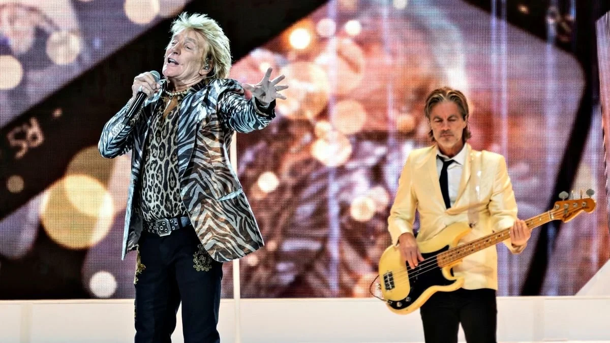 Rod Stewart booed at German concert for Ukraine support