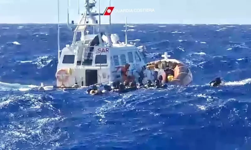 10 migrants dead, dozens missing after two shipwrecks off Italy