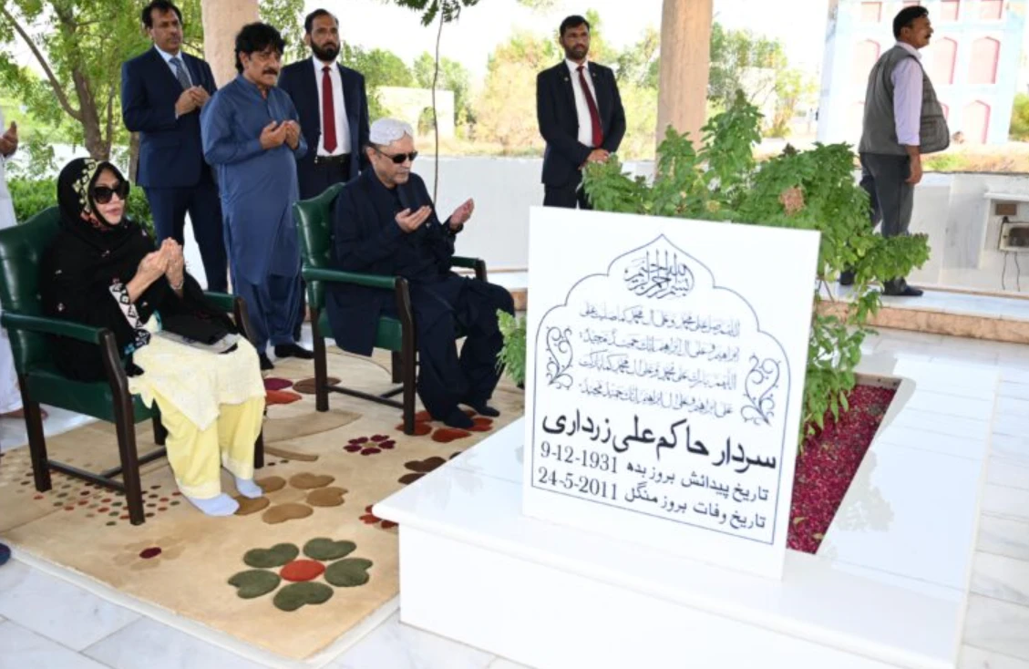 President Zardari visits Baloo ja Quba, offers fateha at parents’ graves