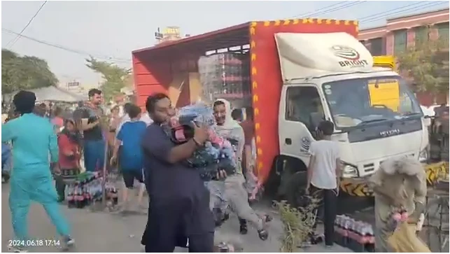 Coca-Cola truck looted after accident in Faisalabad