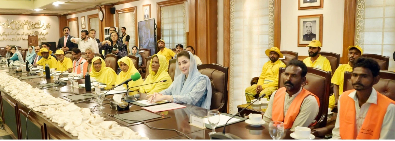 CM Maryam Nawaz showers praises on sanitary workers for best cleanliness arrangements during Eid