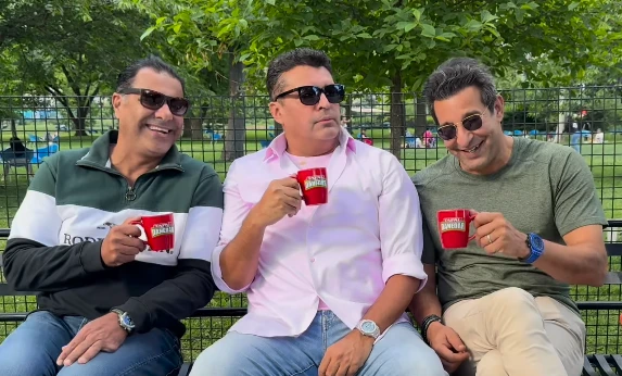 Cricket gurus’ hilarious sipping in ‘Bado Badi’ trend 