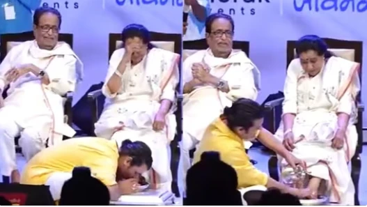 Sonu Nigam kisses and washes Asha Bhosle’s feet in live event