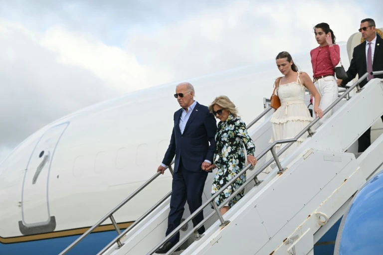 Democrats toe the line, close ranks around Biden