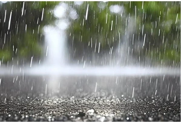 Rain, strong winds pound Lahore, other parts of Punjab