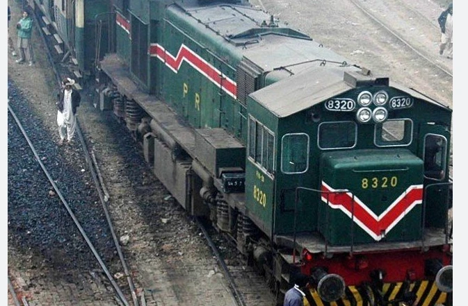 Khyber Mail engine catches fire near Gujrat