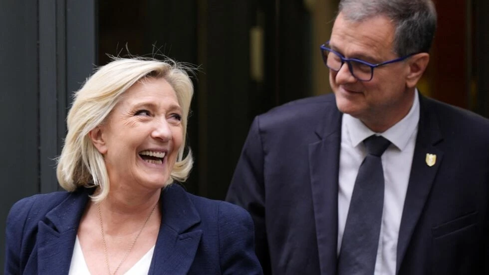 Candidates exit French runoff to block far right