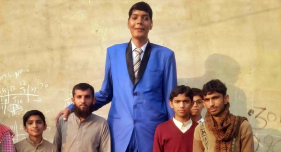 Tallest man dies at 30