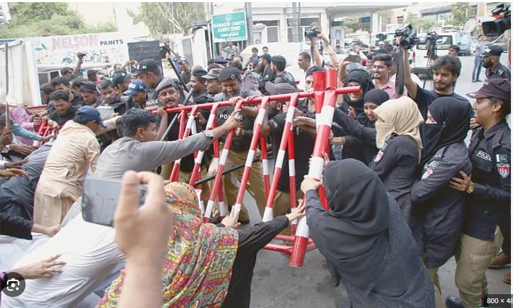 Police, protesting teachers clash outside Sindh Assembly building