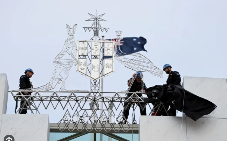 Pro-Palestinian group scales Australia's parliament