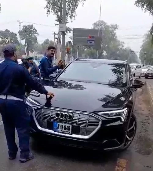 PML-N former MNA’s son hurls life threats to traffic warden in Lahore