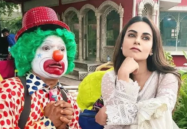 Amar Khan’s epic response to fan mocking her for posing with ‘joker’