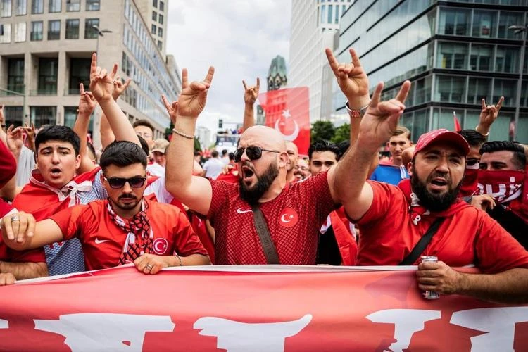 Police stop Turkish football fan parade over far-right salute