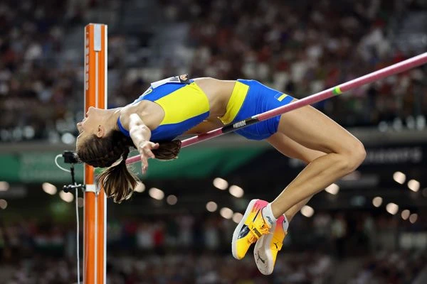 Mahuchikh sets new world high jump record for perfect Olympic boost