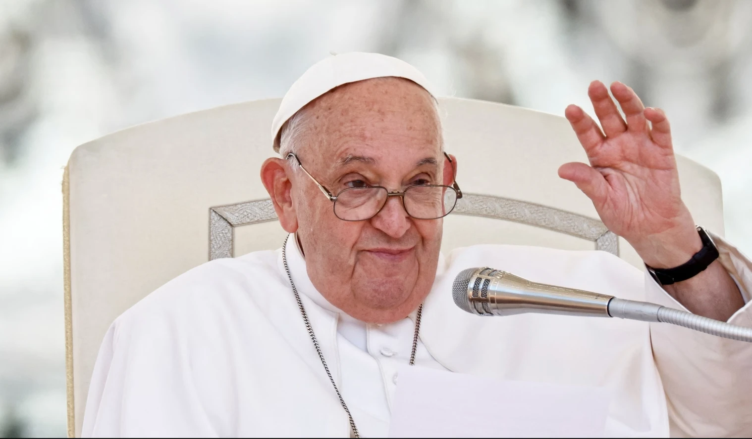 Pope deplores state of democracy, warns against 'populists'