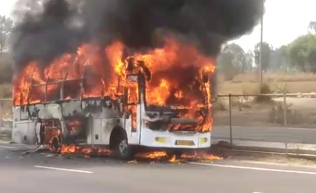 Passengers jump out as fire destroys bus in Islamabad