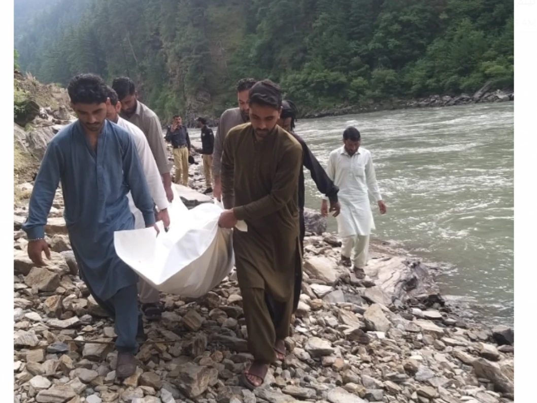 Selfie craze drowns Lahore tourist girl in Neelum River