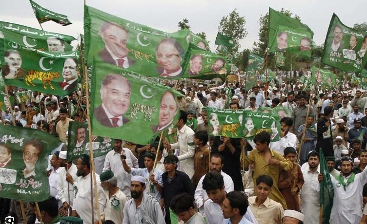 PML-N workers in Daharki protest SC’s verdict in reserved seats case