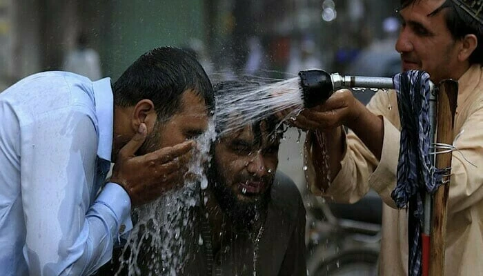 Hundreds of mourners affected by heatwave during Ashura procession in Karachi