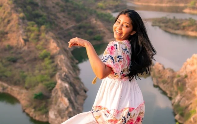 Travel Influencer Aanvi Kamdar dies after falling off waterfall