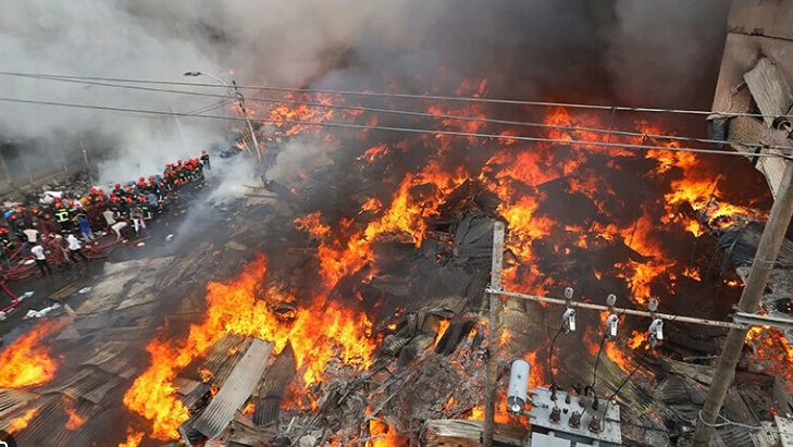 Pakistani firefighters help Afghanistan douse market blaze at Chaman border