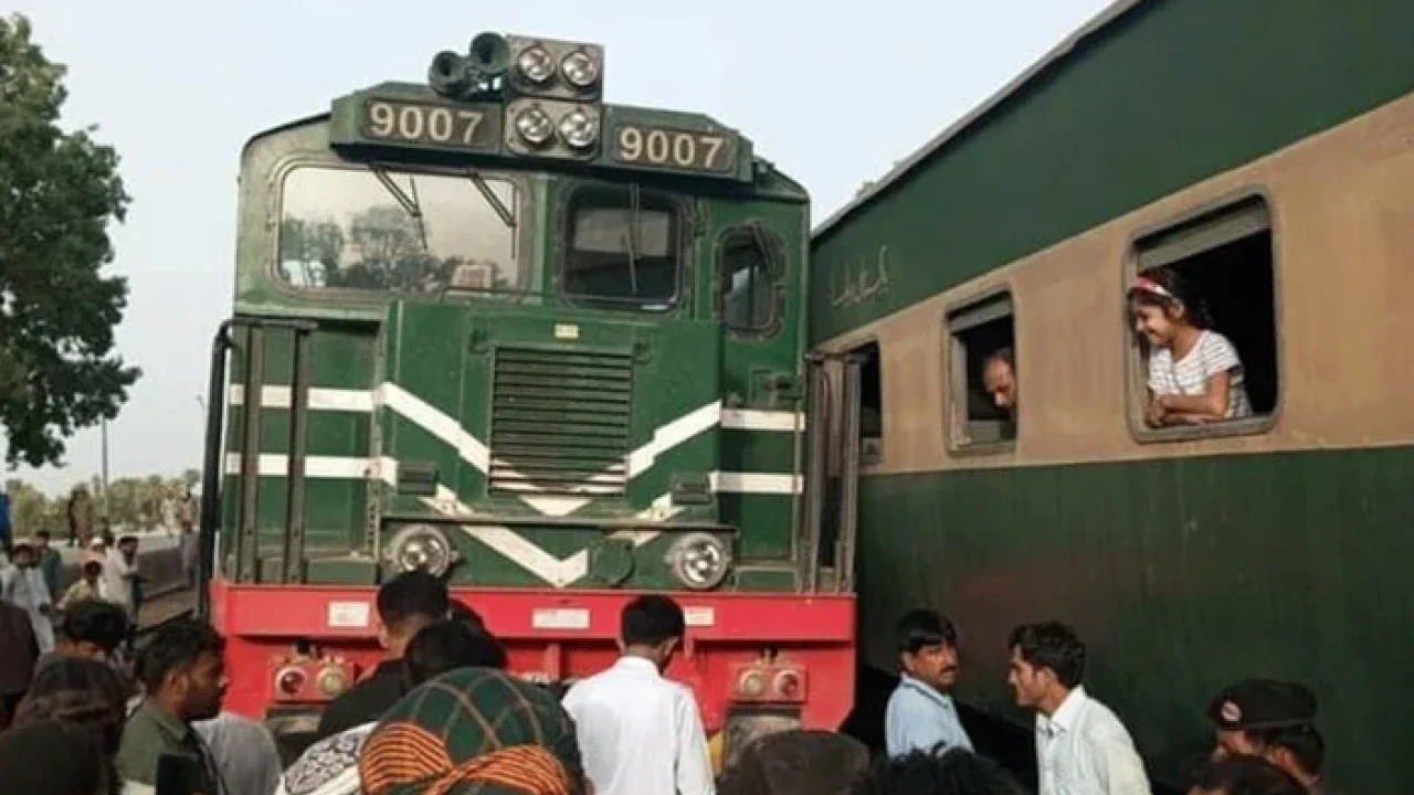 Karachi-bound train narrowly escapes major accident near Kala Pul