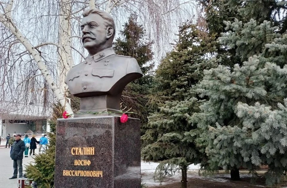 Sledgehammer attack beheads Stalin Bust in Russian Park