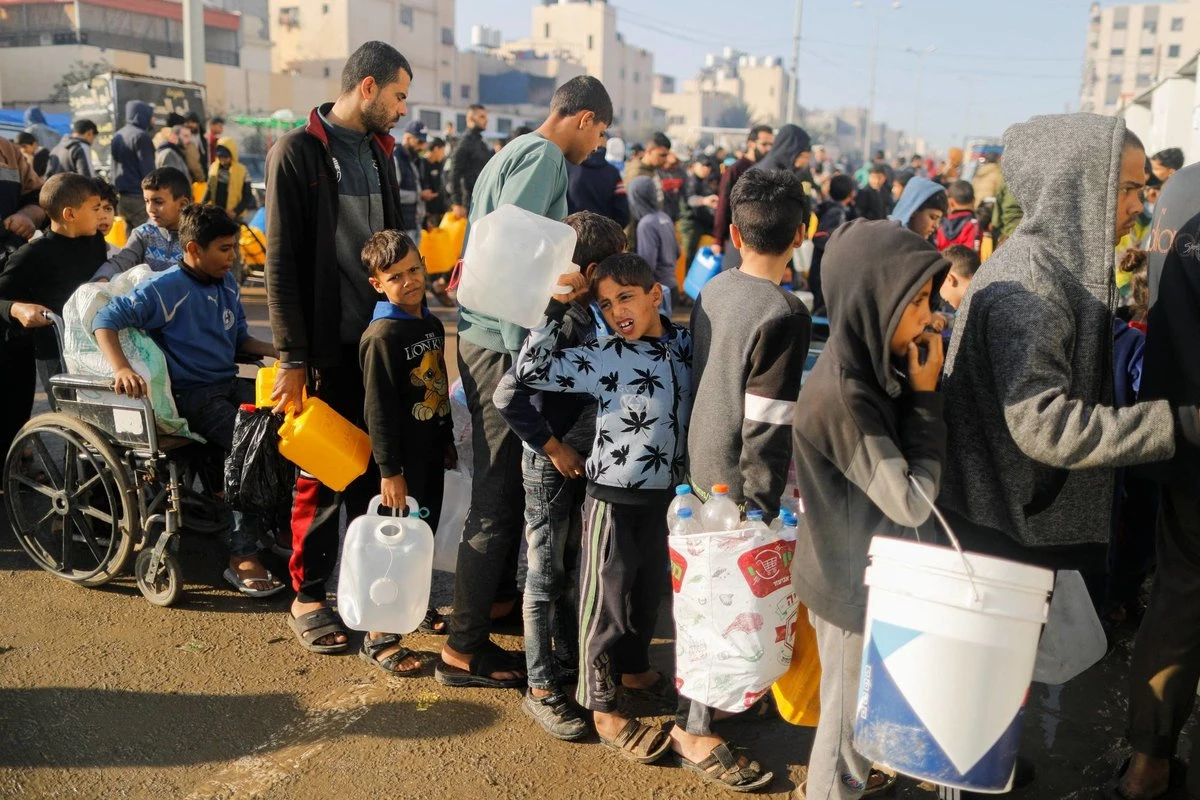 Gazans frantically hunt for water among ruins