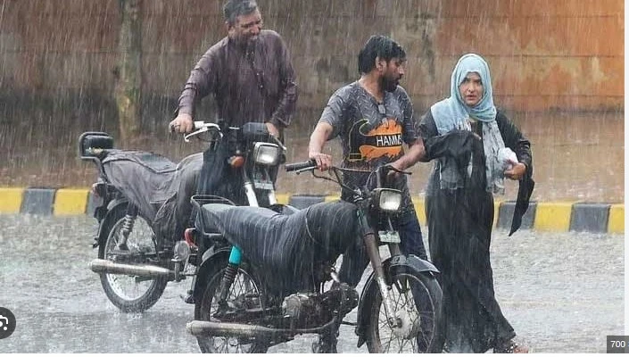 Roads flooded, power supply suspended as heavy rain lashes Punjab, AJK cities