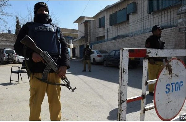 Cop injured after militants fire at Peshawar checkpost