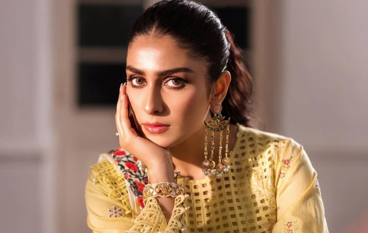 Ayeza Khan saves herself and horse from fire accident during shooting