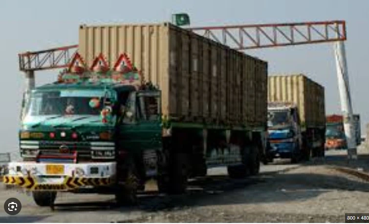 Speeding container falls into River Indus in Dera Ghazi Khan