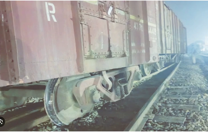 Rail traffic suspended after goods train derails near Rahim Yar Khan