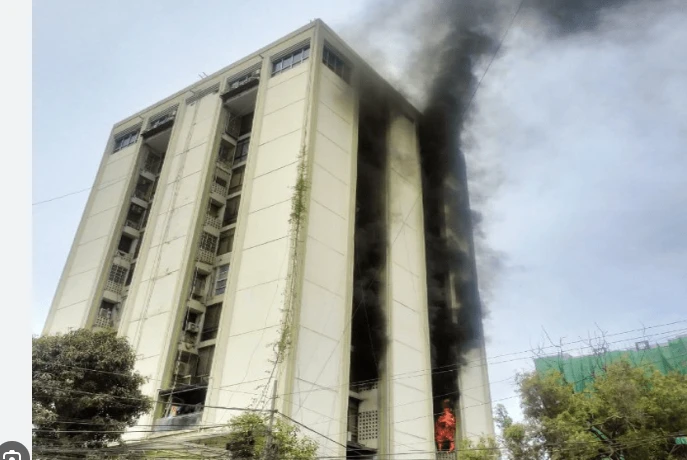 People stuck as fire breaks out in Karachi multi-storey plaza