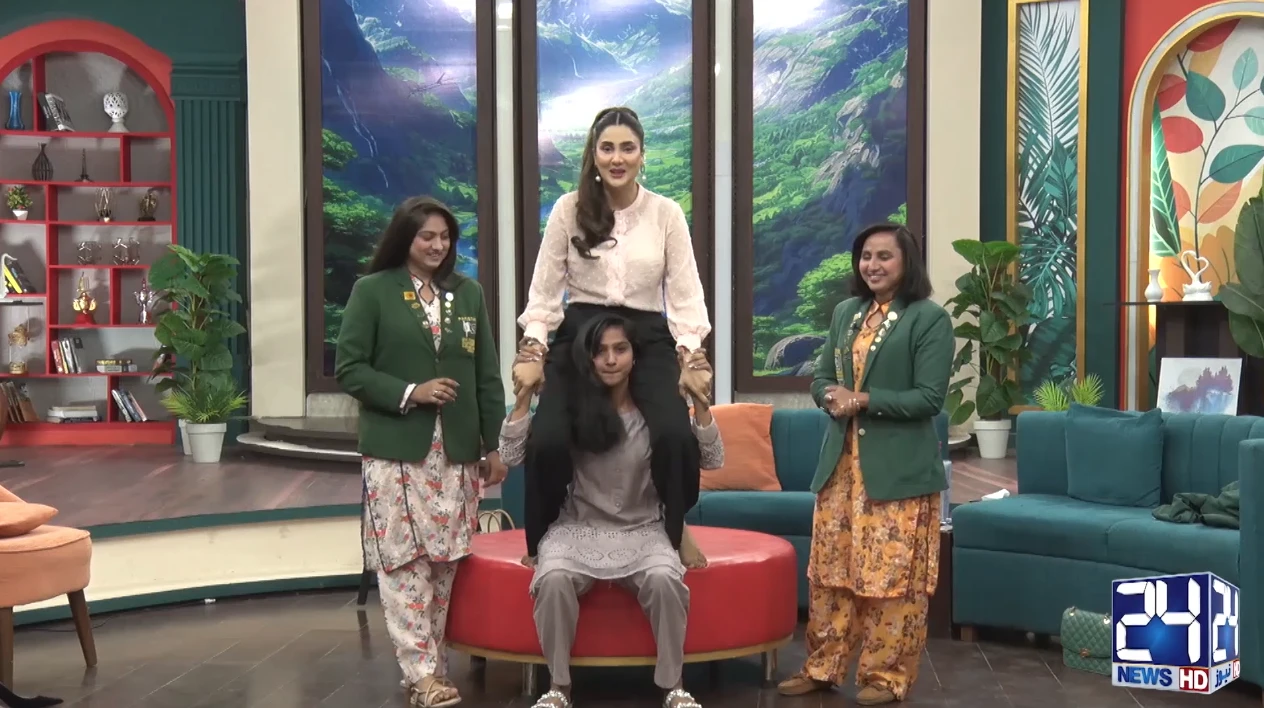 Fiza Ali lifted by powerlifting champions in live show, leaves audience in shock