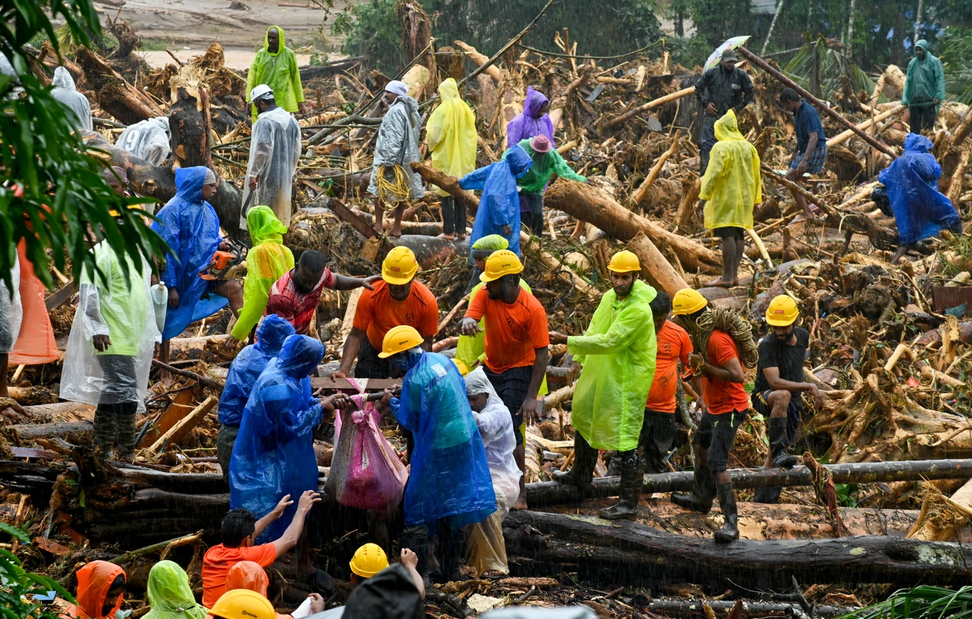 India landslides toll hits 151 as rain hampers rescue work